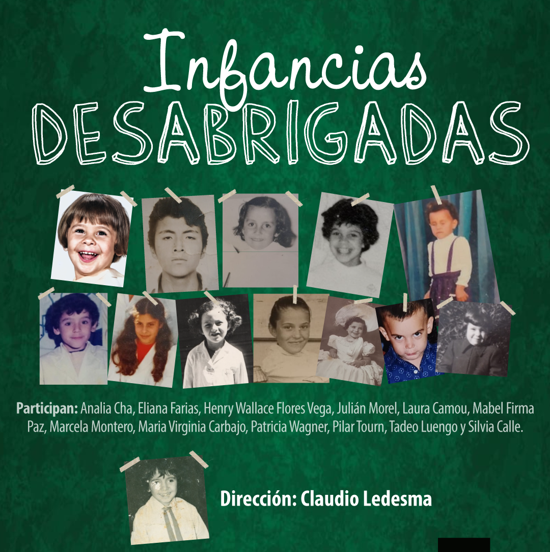 Una pared verde con varias fotos en blanco y negro y a color de niños y niñas pegadas con cinta. Las imágenes muestran infancias de distintas épocas: algunos con uniforme escolar, otros con ropa de calle, la mayoría mirando a cámara y sonriendo, aunque algunos tienen expresión seria. Las fotos parecen estar dispuestas como un collage, evocando recuerdos de niñez y diversidad de historias.