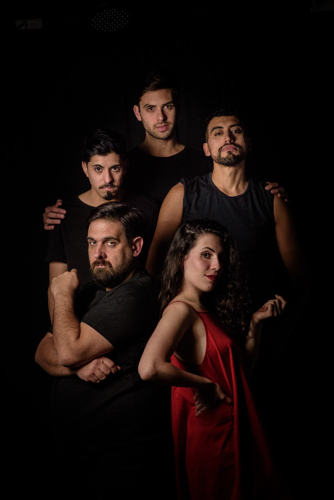 Vuelve *Tríptico el mar que habito!* Un thriller Psicológico atrapante. De Marcelo Roitman Dirección Leonardo del Castillo TRIPTICO, EL MAR QUE HABITO "Está obra desborda de teatralidad..." palabras de Carlos Fos, gran historiador y antropólogo teatral argentino. GANADORA DEL 4° FESTIVAL TEATRAL ESTESUR Seleccionada para la fiesta regional de teatro de Buenos Aires Sinopsis: Es un momento en la vida de tres amigos, el terapeuta de uno de ellos y la novia de alguno de ellos. Comienza con tres confesiones de un mismo homicidio, y con el transcurrir de la obra se va descubriendo cuáles circunstancias rodearon a los protagonistas de esta historia que los llevo a creer que, solo uno de ellos, es el autor este crimen. Conseguí tus entradas en: www.indigoteatro.com.ar @indigoteatrooficial WhatsApp: 15 5763 5385 Dirección: Calle 144 1536, Begui. Veni a conocer esta propuesta intensa y diferente de la cual comentan quienes la disfrutaron. Elenco: Fernando de Vega Nicolás Valenzuela María Eugenia Gonzalez Maxi Sosa Sebastián Noble